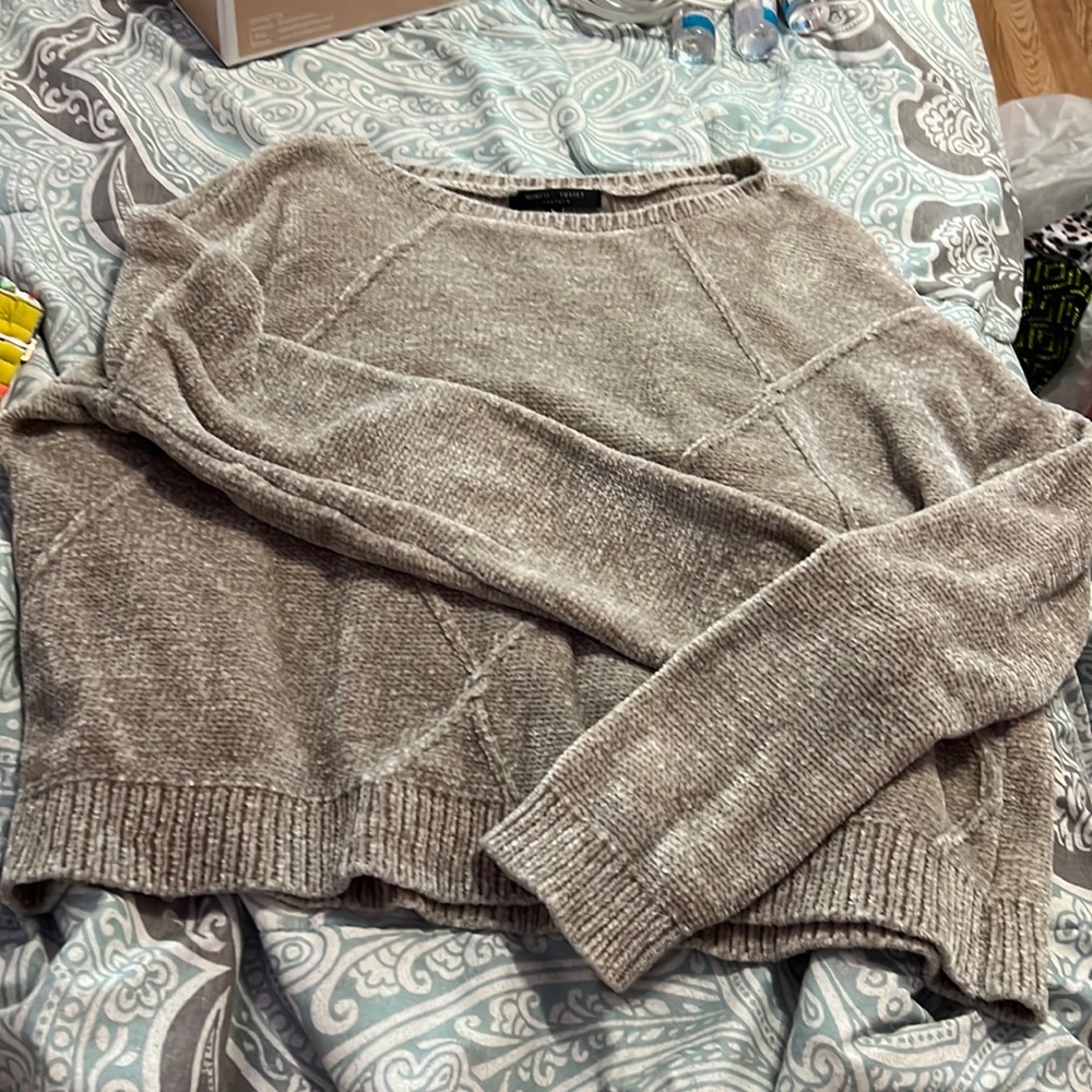 Romeo & Juliet Couture Sweater - size Large